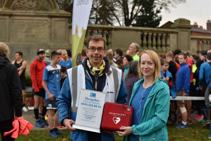 Shropdoc donates defibrillator to Shrewsbury Park Run